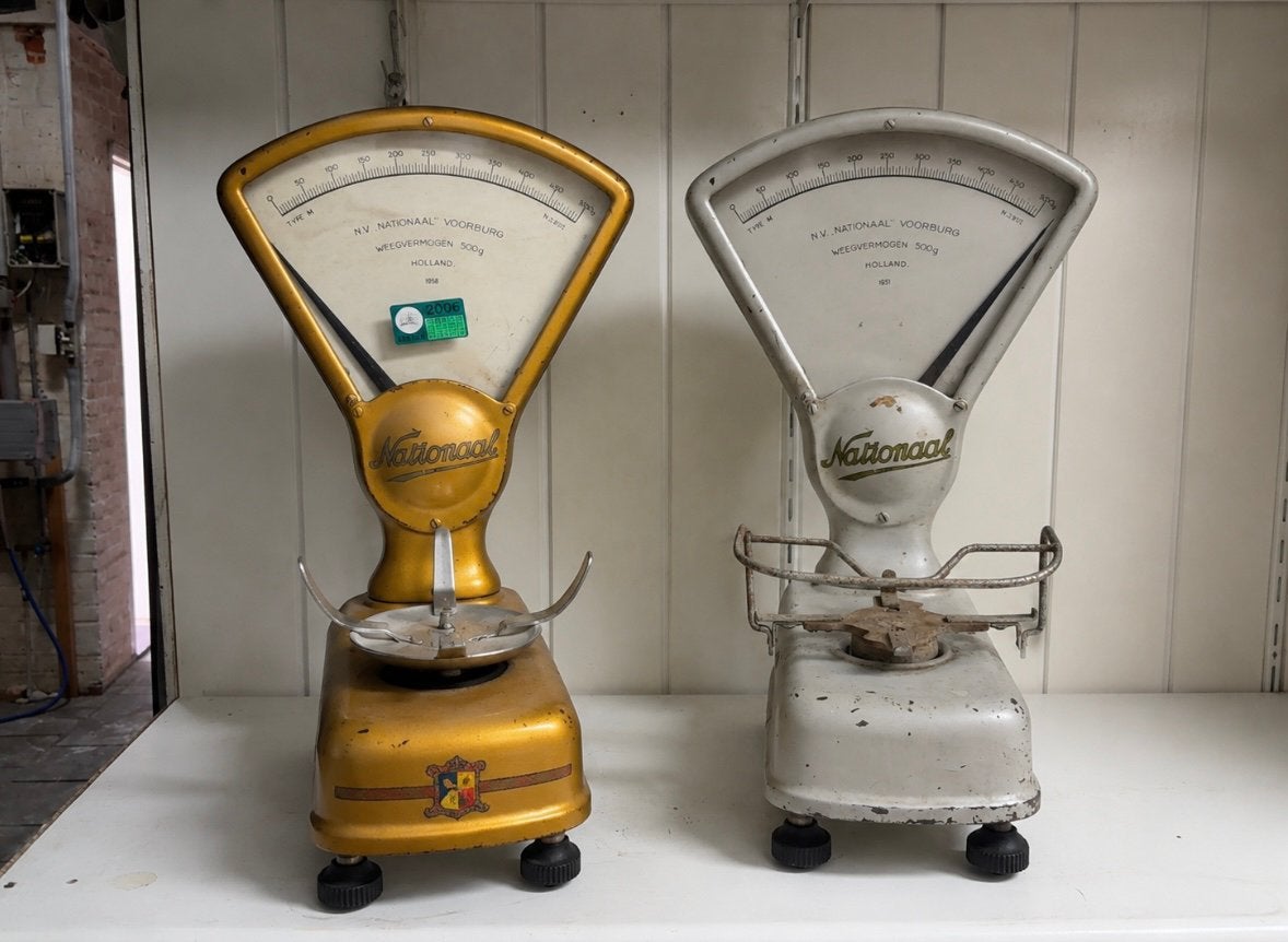 2 vintage Nationaal winkelweegschalen (1951 & 1958), Ophalen