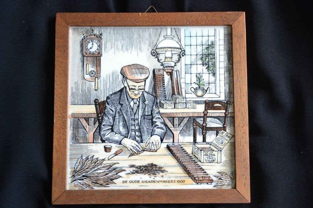 oud tegeltje in houten lijstje, sigarenmaker., Ophalen of Verzenden