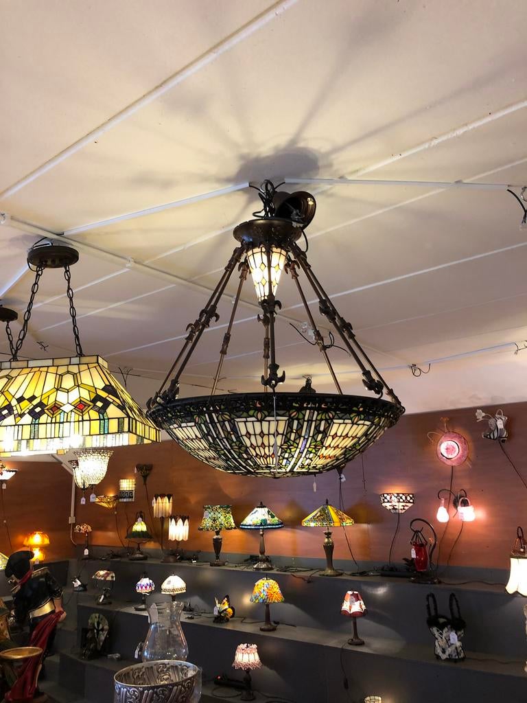 TIFFANY LAMPEN > 250 brandend in showroom!!, Ophalen, Info@demmerik73.nl, Nieuw, Tiffany , glas en handwerk