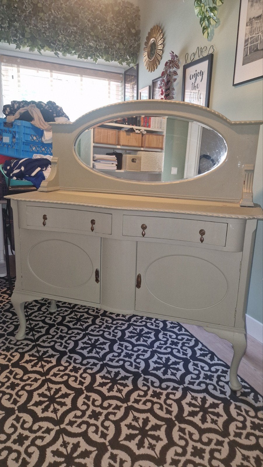 Queen Anne Dressoir met Spiegelkap -grijsgroen, Ophalen, 100 tot 150 cm, 25 tot 50 cm, Met deur(en)