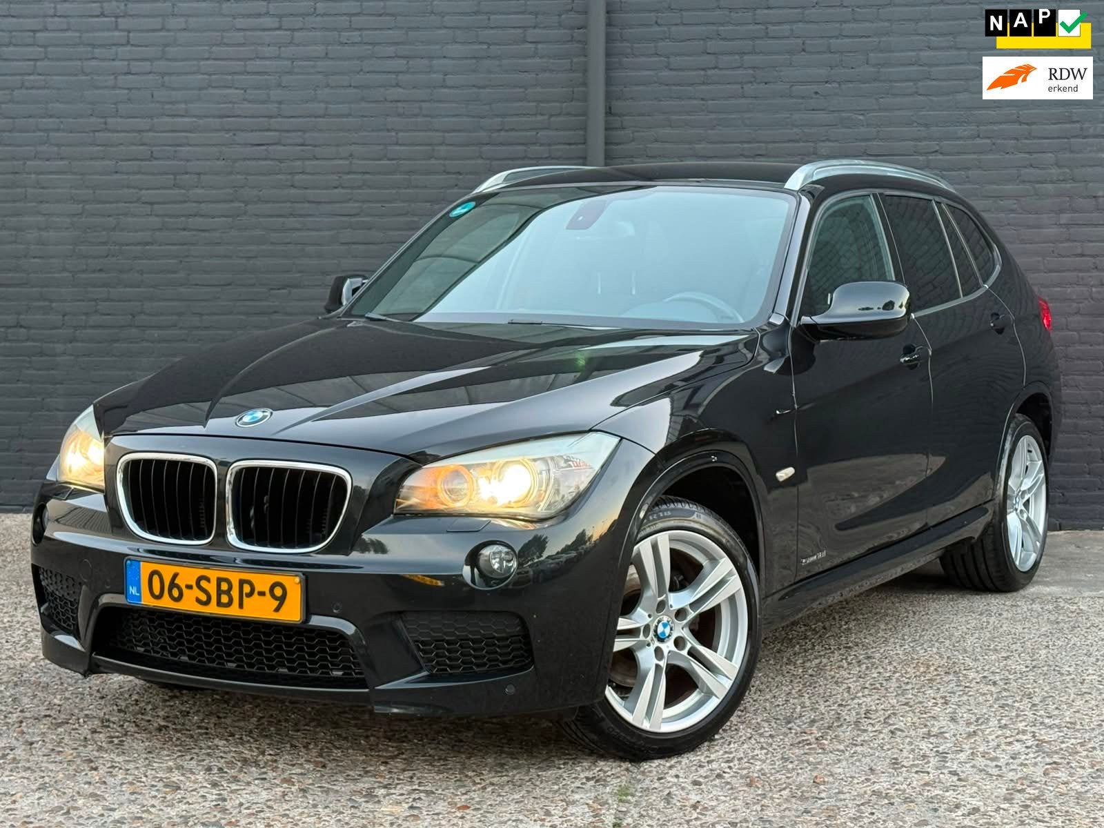 BMW X1 SDrive18i M SPORTPAKKET|NAVI|AIRCO|PDC|TREKHAAK|ELEK, Auto's, BMW, X1, Euro 5, Zwart, 150 pk