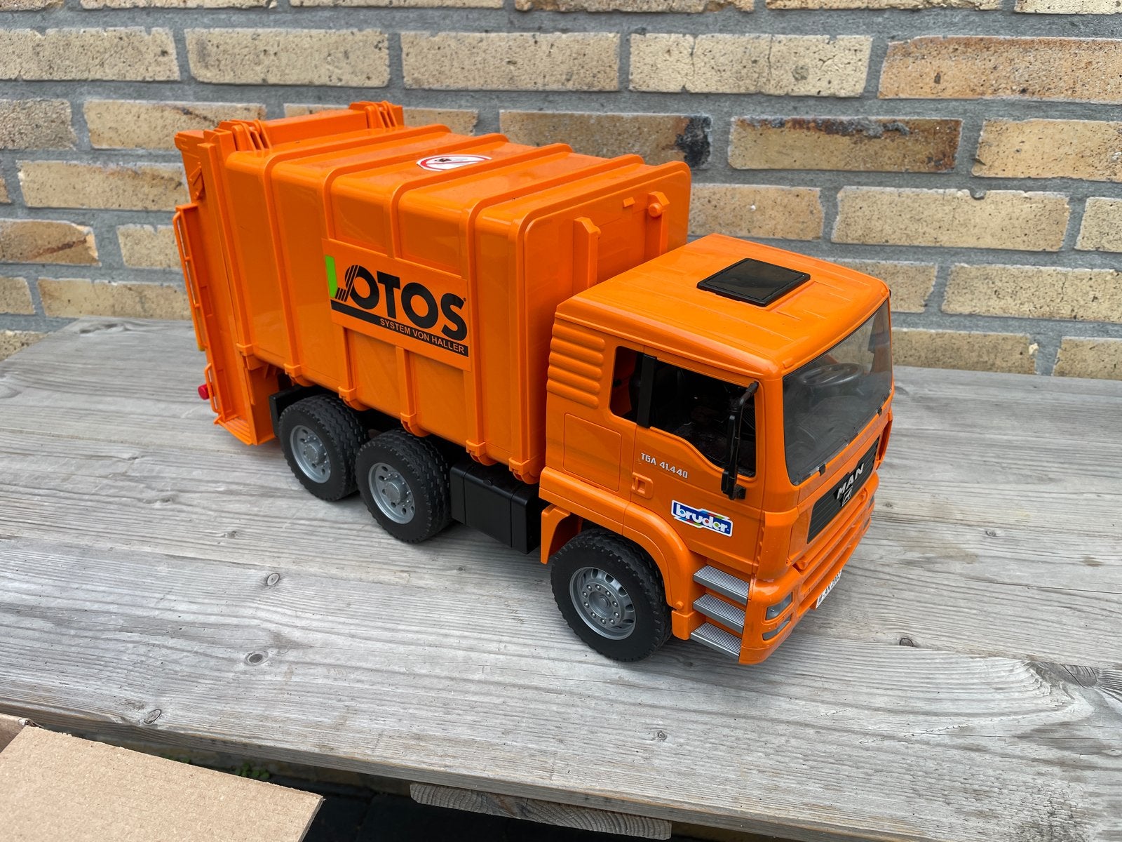 Bruder MAN vuilniswagen met 2 vuilnisbakken, Ophalen of Verzenden, Zo goed als nieuw