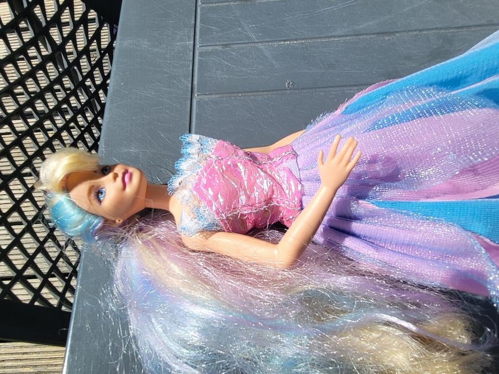 Barbie met lang regenbooghaar en prinsessenjurk, Ophalen of Verzenden, Gebruikt, Barbie
