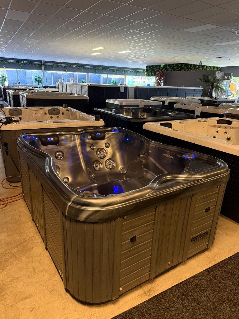 Luxe Jacuzzi 2/3 persoons zwart marble – 2 zitplaatsen, Ophalen, Zo goed als nieuw, Afdekzeil, Vast