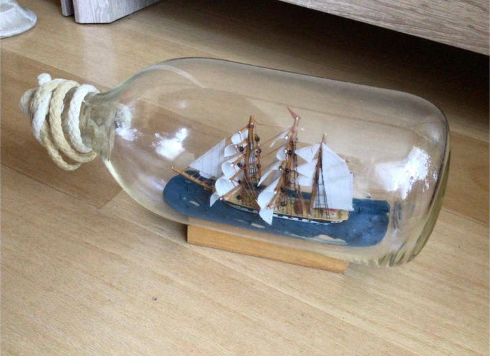 Oud Zeilbootje 🌺 in glazen fles 🌺 hout staandertje, Ophalen of Verzenden, Zo goed als nieuw