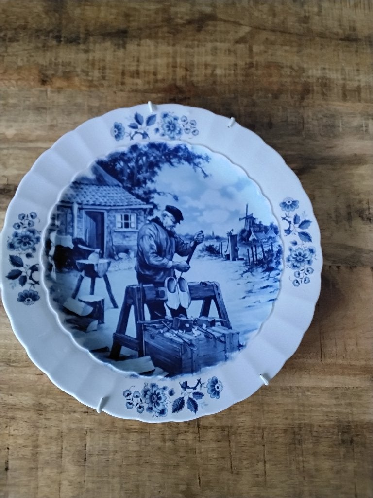 Delft blauw aardewerk bord met klompenmaker, Ophalen