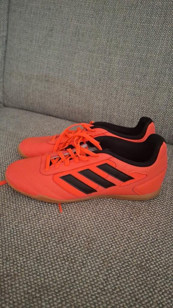 Adidas zaalvoetbalschoenen oranje - Maat 42, Ophalen, Zo goed als nieuw, Schoenen