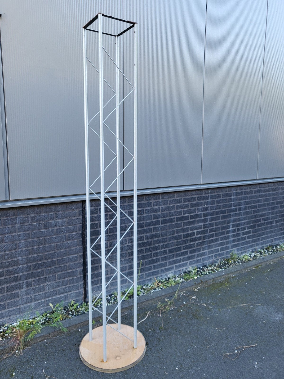 Decoratieve Truss Pilaar met Houten Voet, Ophalen