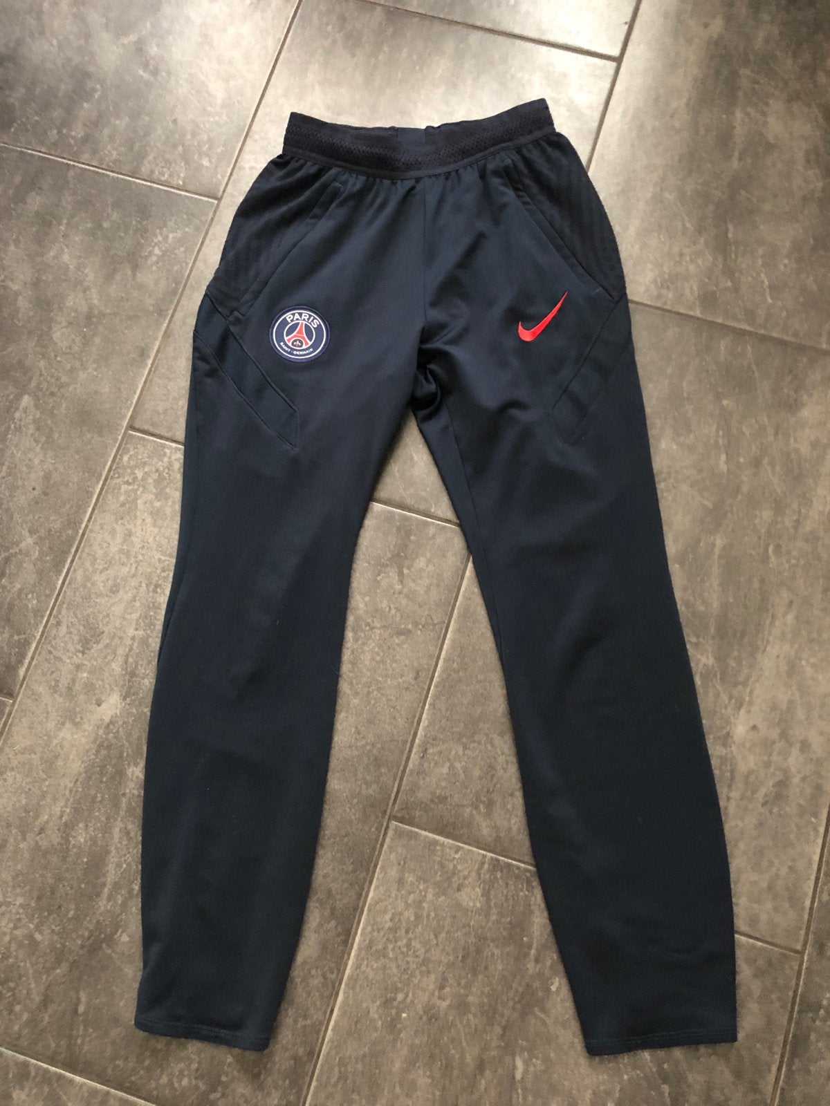 Nike Paris Saint-Germain trainingsbroek - Maat 152, Ophalen of Verzenden, Gebruikt, Jongen, Sport- of Zwemkleding