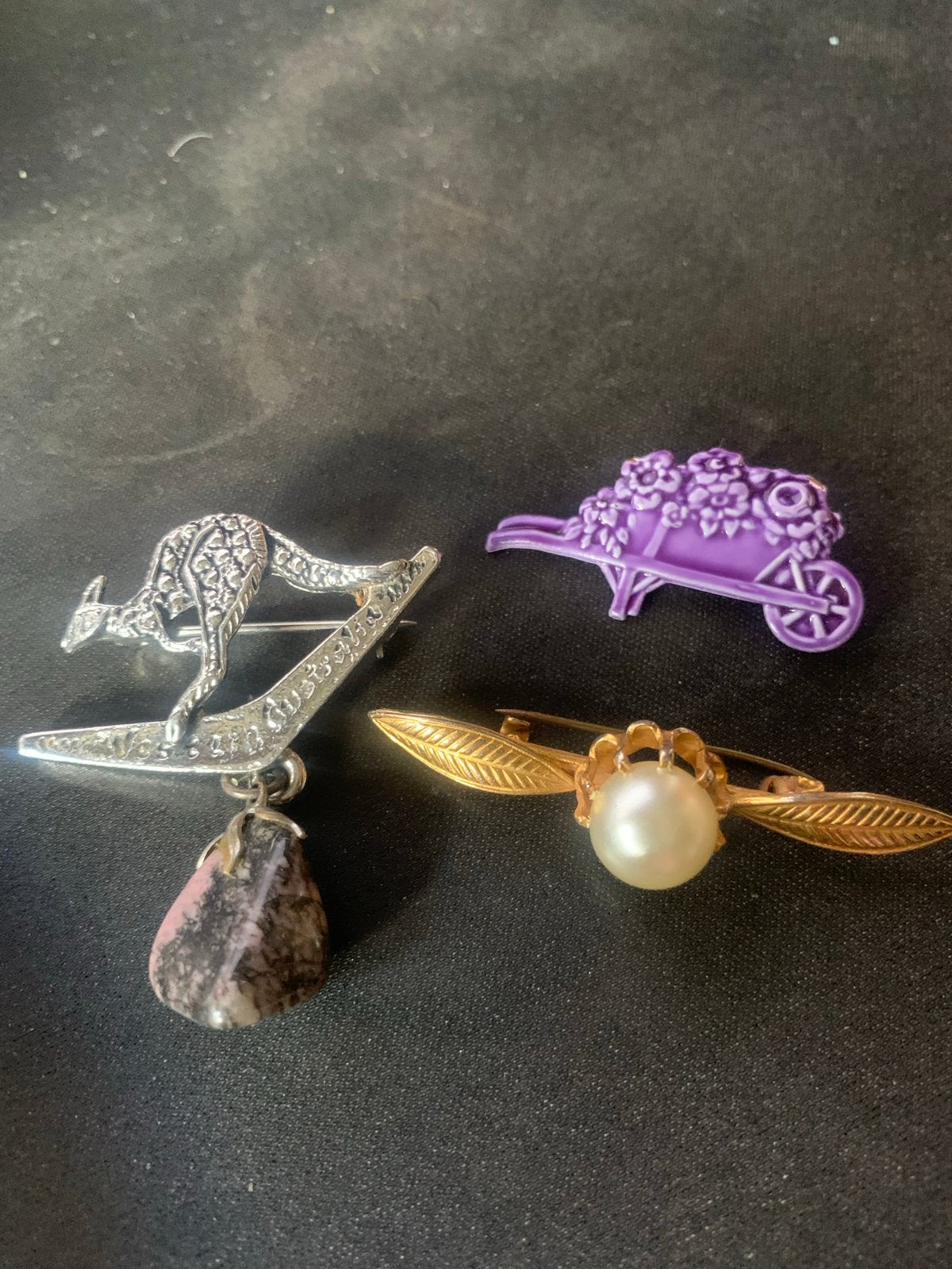 3 Antieke Broches uit Australië - Kangoeroe, Kruiwagen, Pare, Overige materialen, 4 tot 7 cm, Gebruikt, Overige kleuren