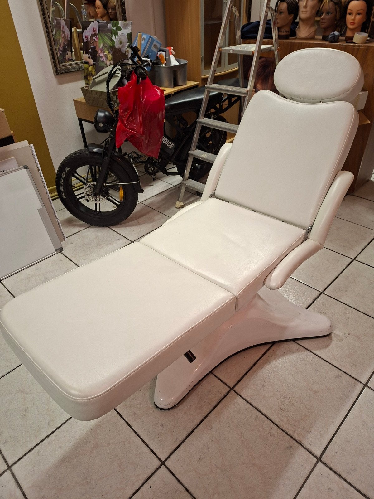 Witte behandelstoel/massagetafel, Werkplek, Ophalen of Verzenden, Gebruikt, Stoel