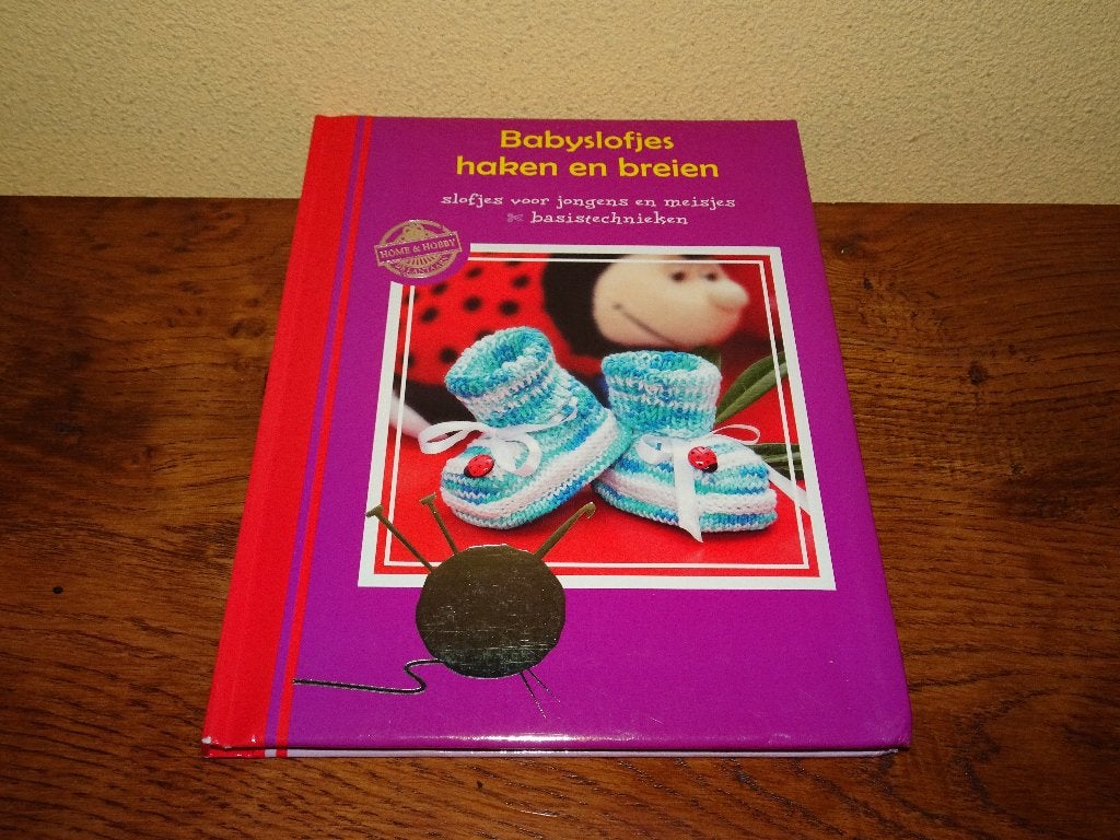 Babyslofjes haken en breien hardcover patronenboekje, Hobby en Vrije tijd, Ophalen of Verzenden, Zo goed als nieuw, Breien of Haken