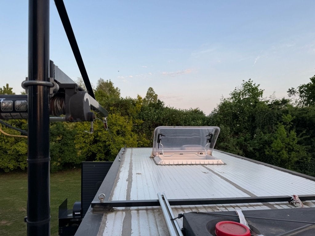 Foto 16 van Unieke RAW Adventure Caravan | Dubbelasser  Off-Grid