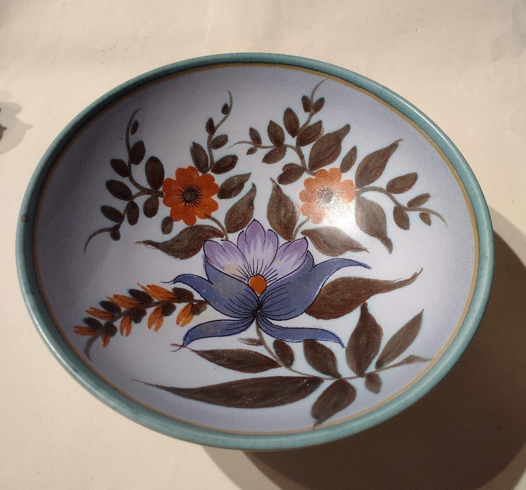 Flora Gouda schaal op voet type Iris 1610 - plateel, Ophalen