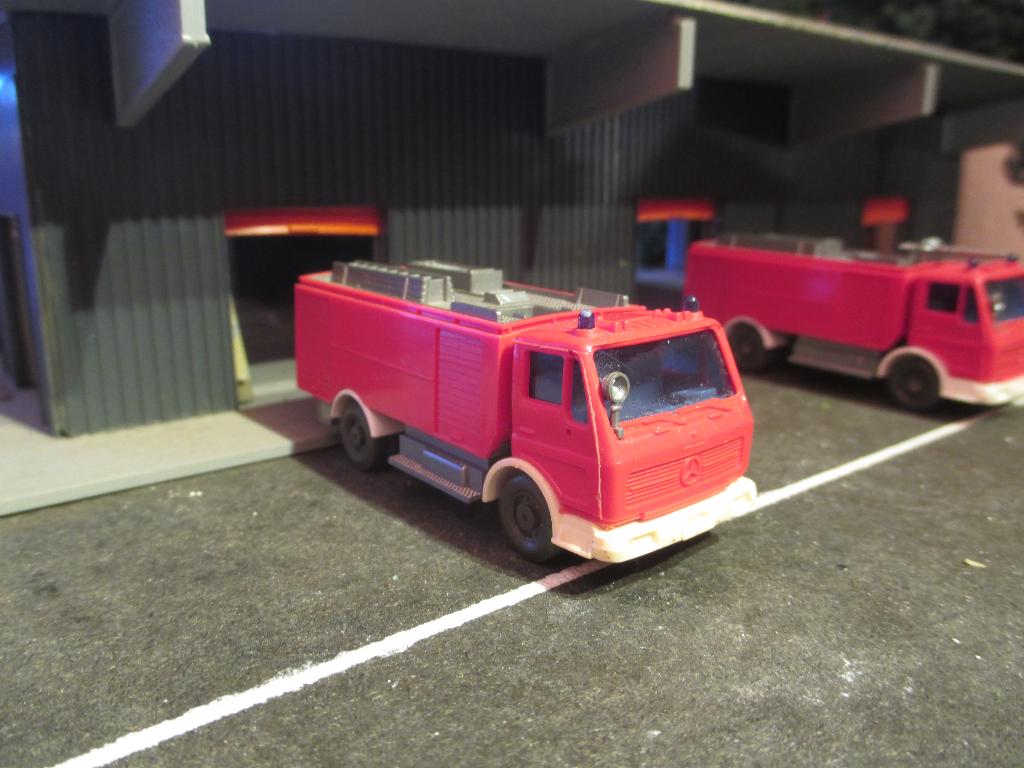 Mercedes Benz NG 1418 Metz TLF - Wiking blus-voertuig #2, Hobby en Vrije tijd, Modelauto's | 1:87, Gebruikt, Bus of Vrachtwagen