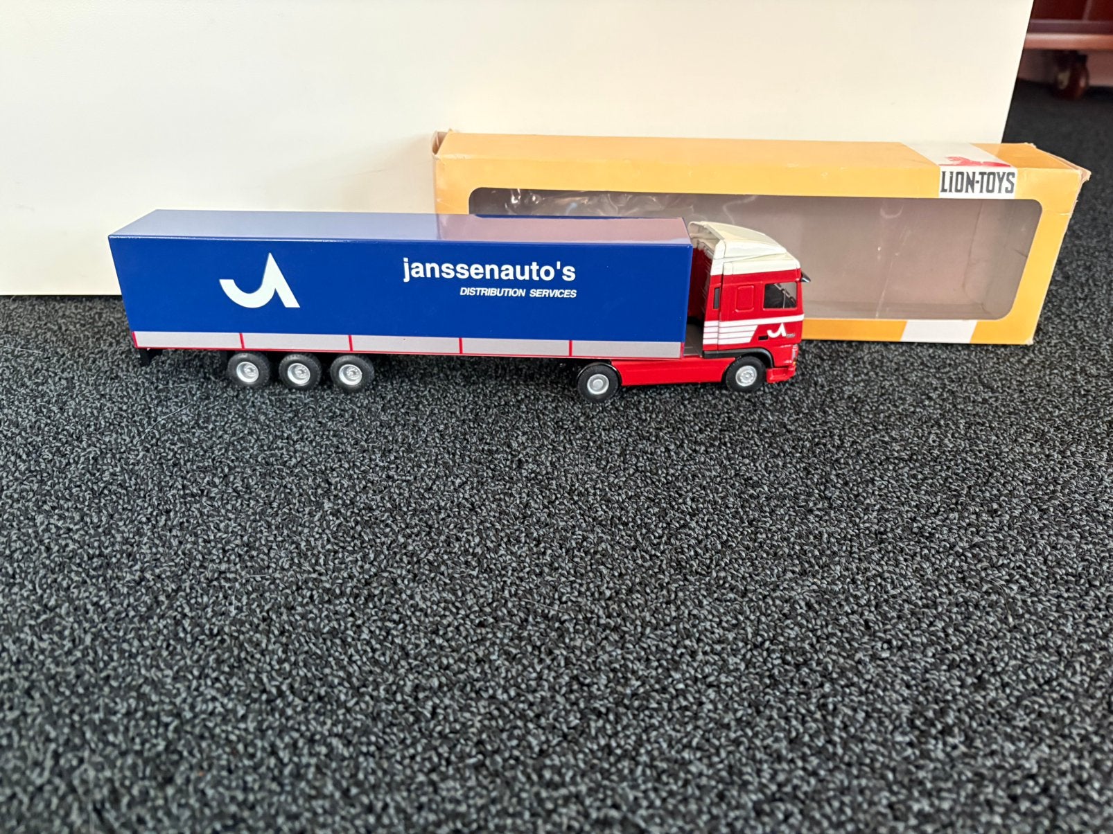 Lion Toys daf 95xf janssenauto’s distribution services, Ophalen of Verzenden, Zo goed als nieuw, Bus of Vrachtwagen