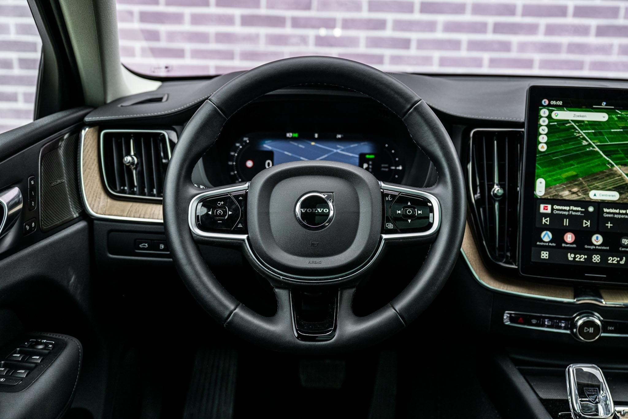 Volvo XC60 2.0 T6 Plug-in Hybrid AWD Ultra Dark | Trekhaak |, Auto's, Gebruikt, Euro 6, 4 cilinders, 180 min