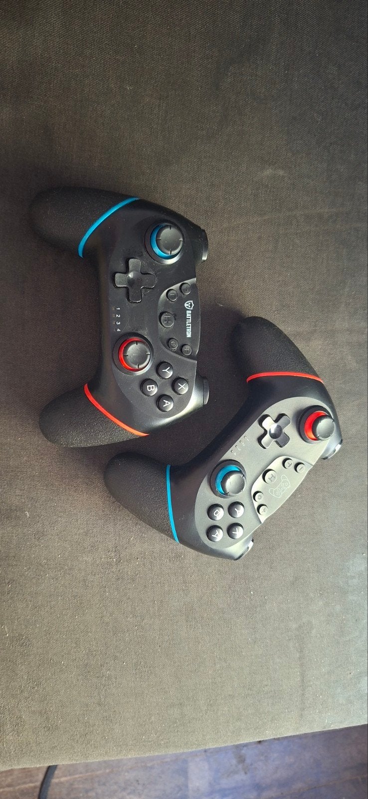 Foto 4 van Nintendo Switch met 2 controllers en 4 spellen