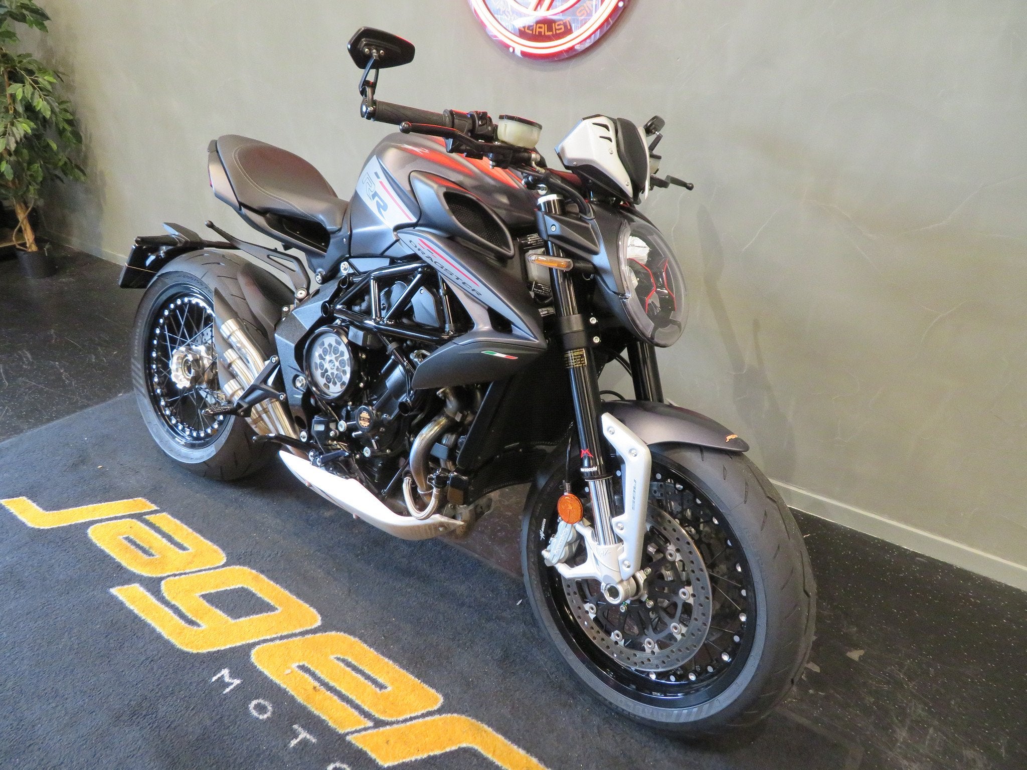 MV Agusta DRAGSTER 800 RR BRUTALE TOP! (bj 2021), Motoren, Meer dan 35 kW, 798 cc, Naked bike, Gebruikt