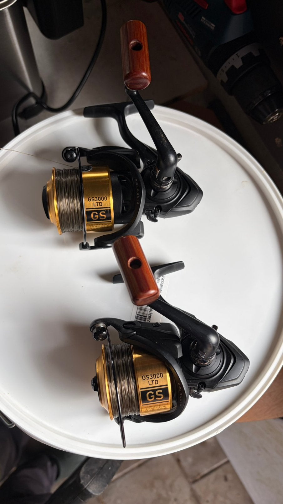 Twee Daiwa GS LTD3000 molens + mono, Ophalen of Verzenden, Gebruikt, Molen
