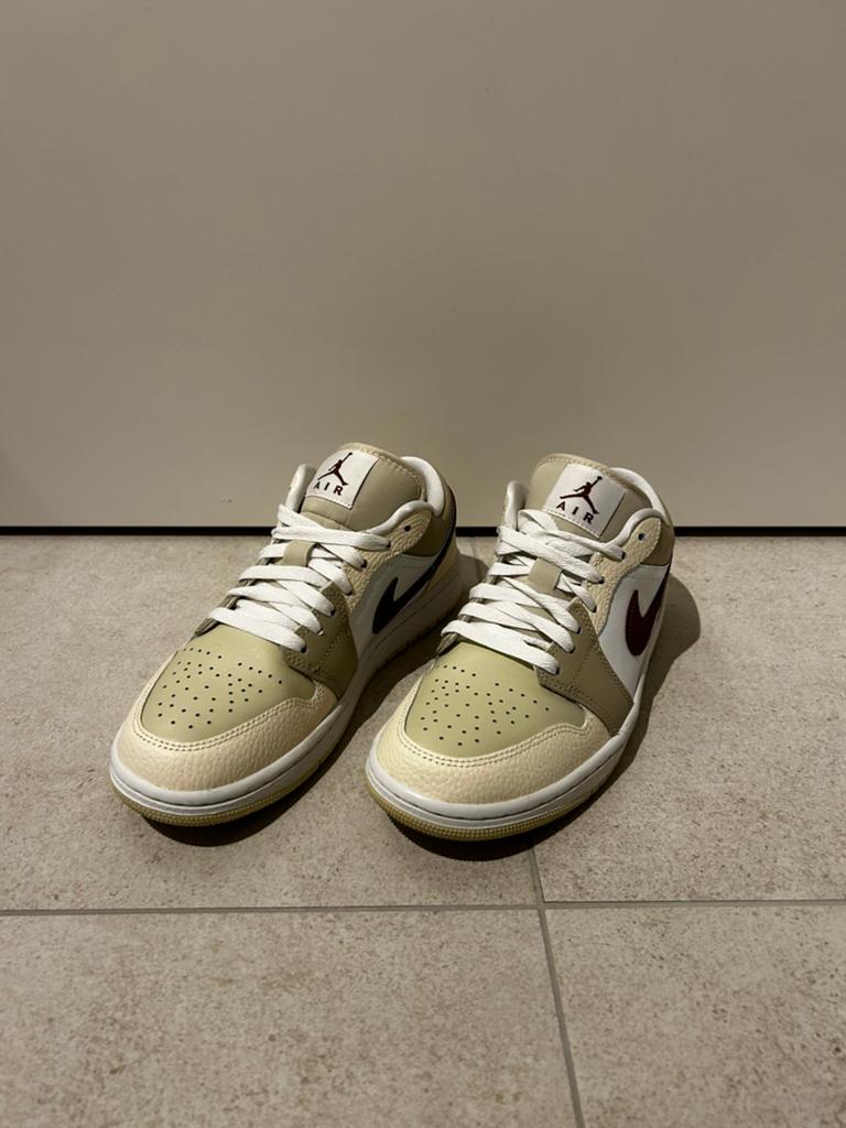 Jordan 1 low, Beige, Ophalen of Verzenden, Sneakers of Gympen, Zo goed als nieuw