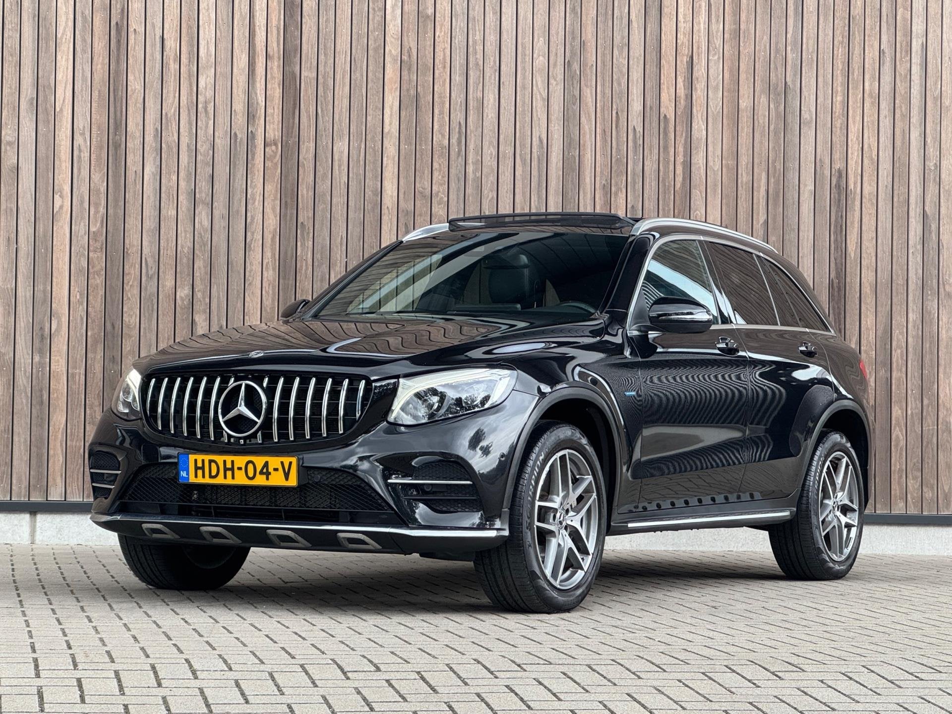 Mercedes-Benz GLC-klasse 350e 4MATIC AMG-Line|Pano|Sidesteps, Auto's, Automaat, Dealer onderhouden, Gebruikt, 4 cilinders
