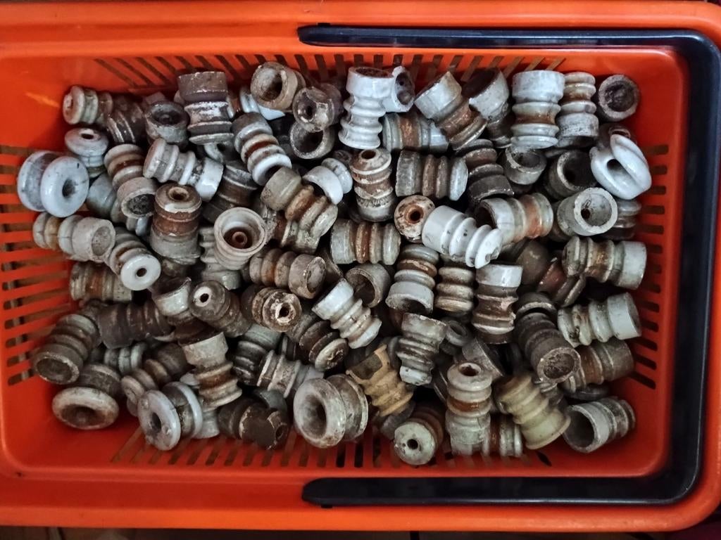 Winkelmandje vol porseleinen isolatoren - Vintage decoratie, Antiek en Kunst, Ophalen