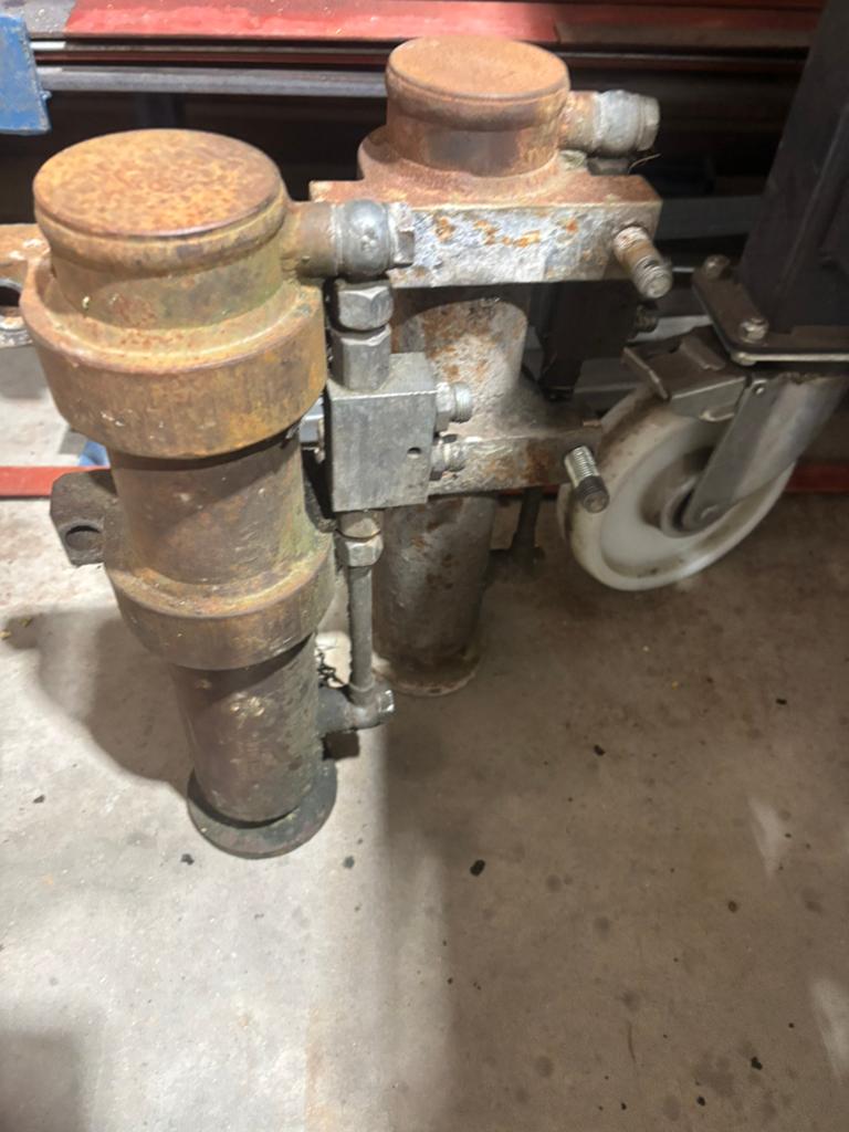 Twee zwaar hydraulische stempelpoten, Ophalen