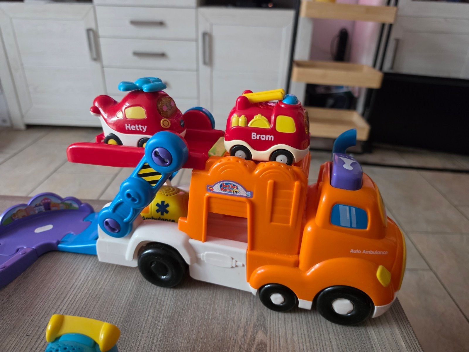 Toet Toet Garage met Auto Ambulance en 19 Voertuigen, Ophalen of Verzenden, Gebruikt