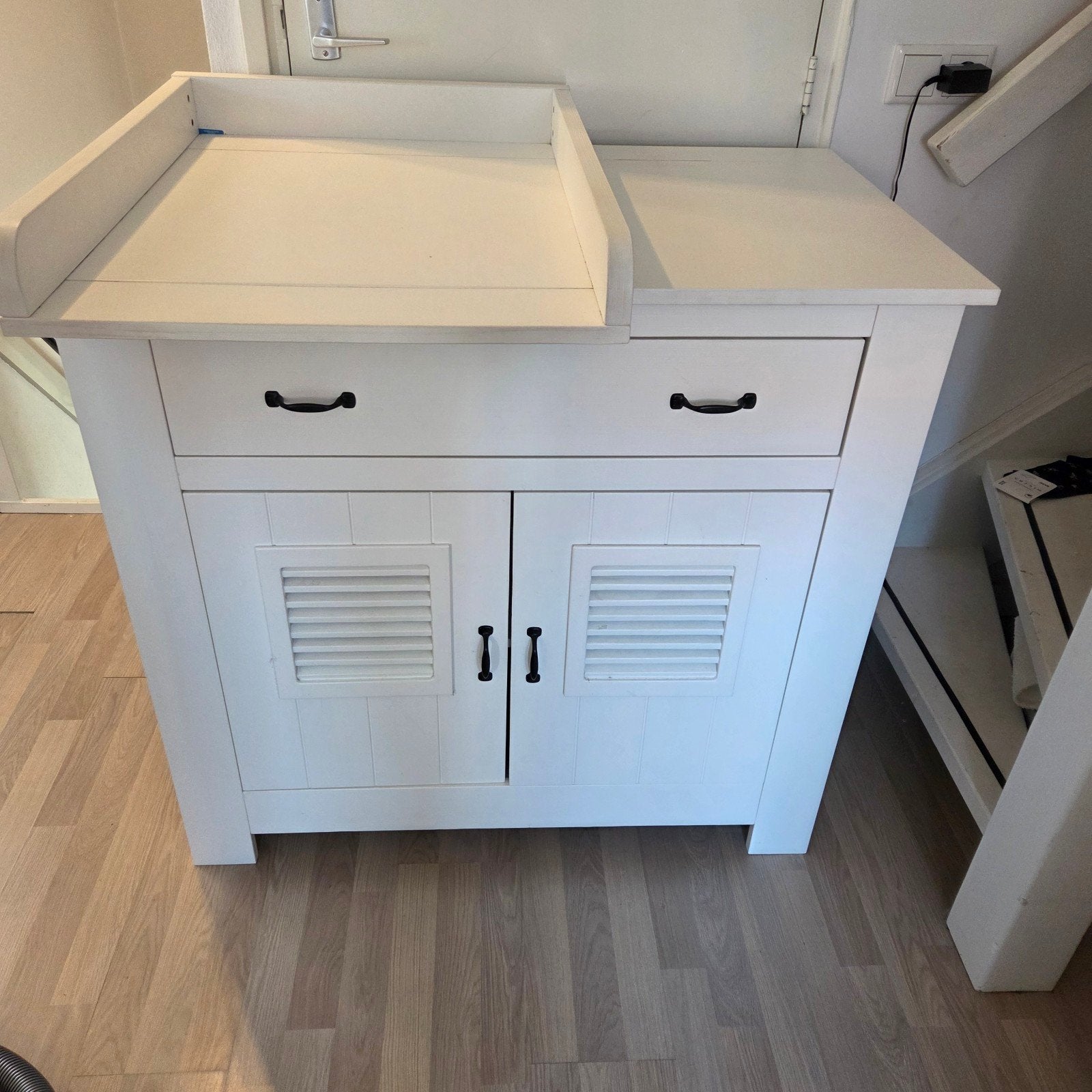 Witte commode met opstaande rand en lades, Ophalen