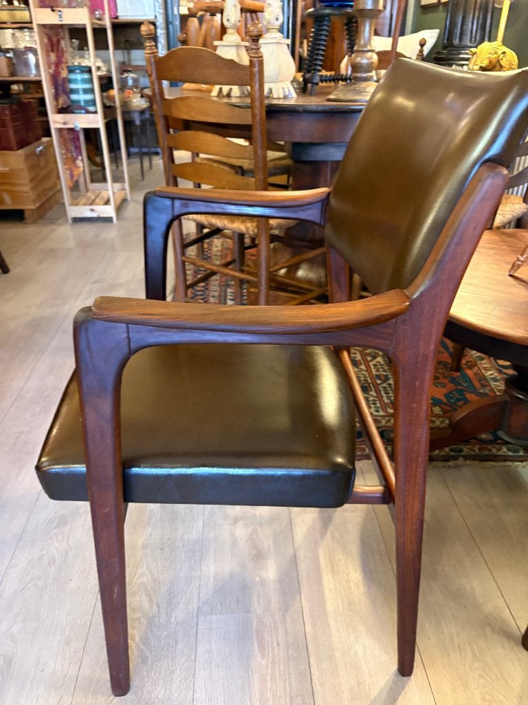 Mid-century Armstoel van Teakhout met donkerbruin skai., Ophalen