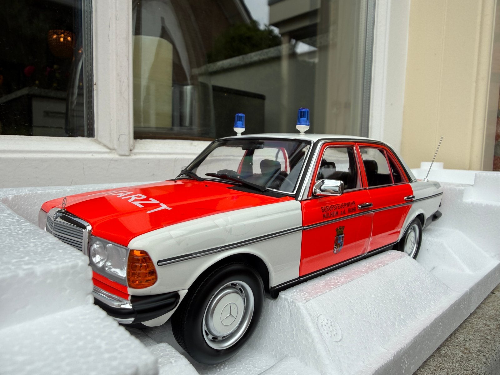 1:18 Mercedes W123 200 Emergency Ambulance 1984 Norev 183834, Auto, Norev, 70-72 Av. de Bohlen, Vaulx-en-Velin, 69120, France