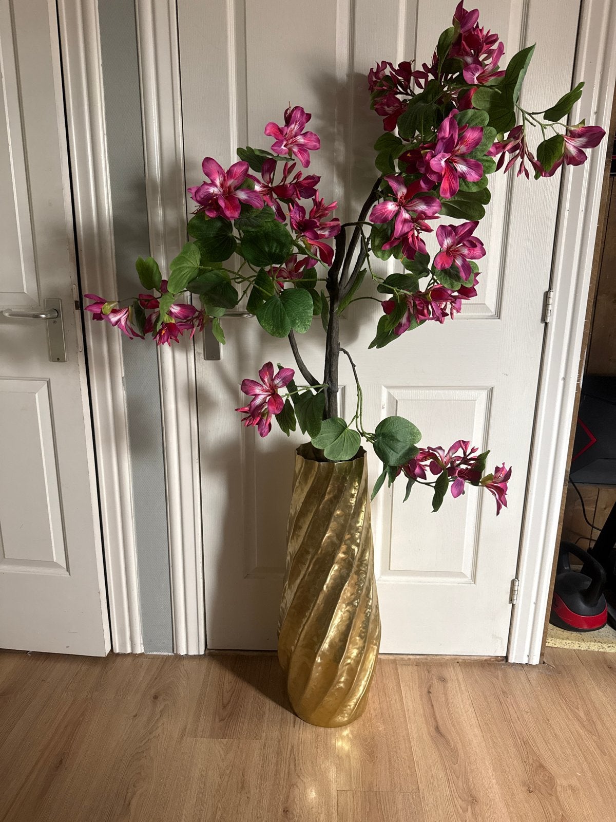Gouden vaas met kunstbloemen  - Decoratieve blikvanger, Huis en Inrichting, Woonaccessoires | Vazen, Inclusief decoratie, Ophalen of Verzenden