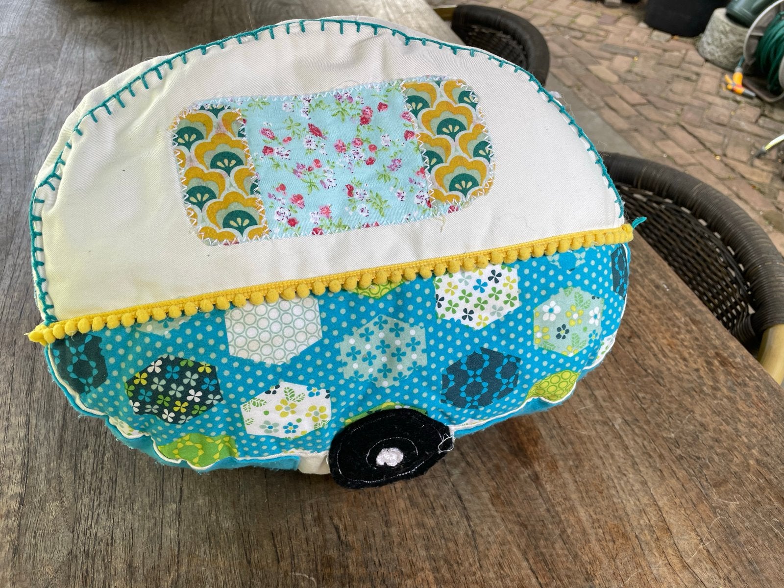 Decoratief kussen in de vorm van een caravan (30x20 cm), Caravans en Kamperen, Caravan accessoires, Ophalen of Verzenden, Gebruikt