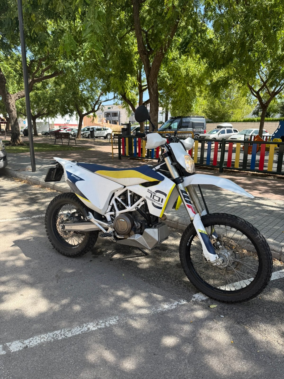 Husqvarna 701 Enduro – Nederlandse motor in PEGO Spanje, Fietsen en Brommers, Brommers | Crossbrommers, Ophalen, Zo goed als nieuw