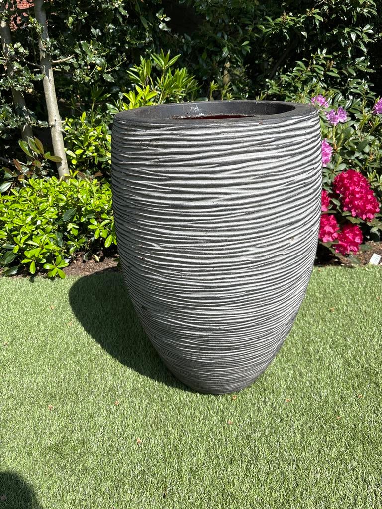 Grote antraciet bloempot met reliëf, kwaliteitsmerk Capi, Tuin en Terras, Bloempotten, Overige materialen, Rond, Zo goed als nieuw
