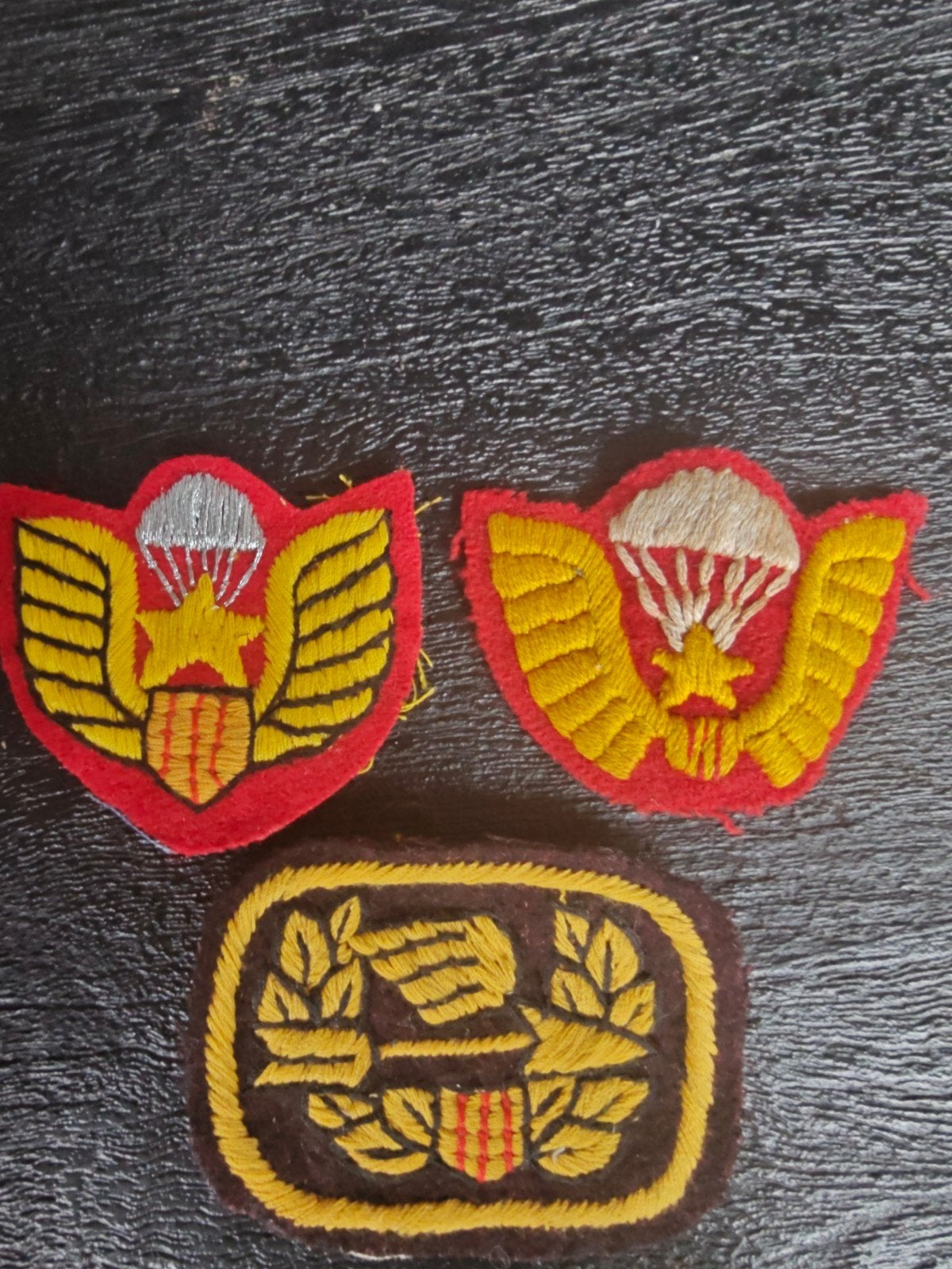 US ARMY / SOUTH VIETNAMESE ARMY PARACHUTE AIRBORNE BERET BAD, Ophalen of Verzenden, Landmacht, Amerika, Embleem of Badge