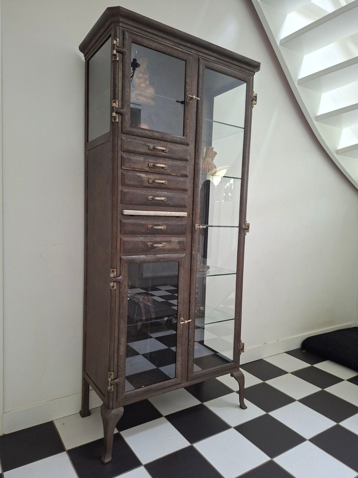Antieke stalen vitrine/instrumentenkast/dokterskast, Ophalen
