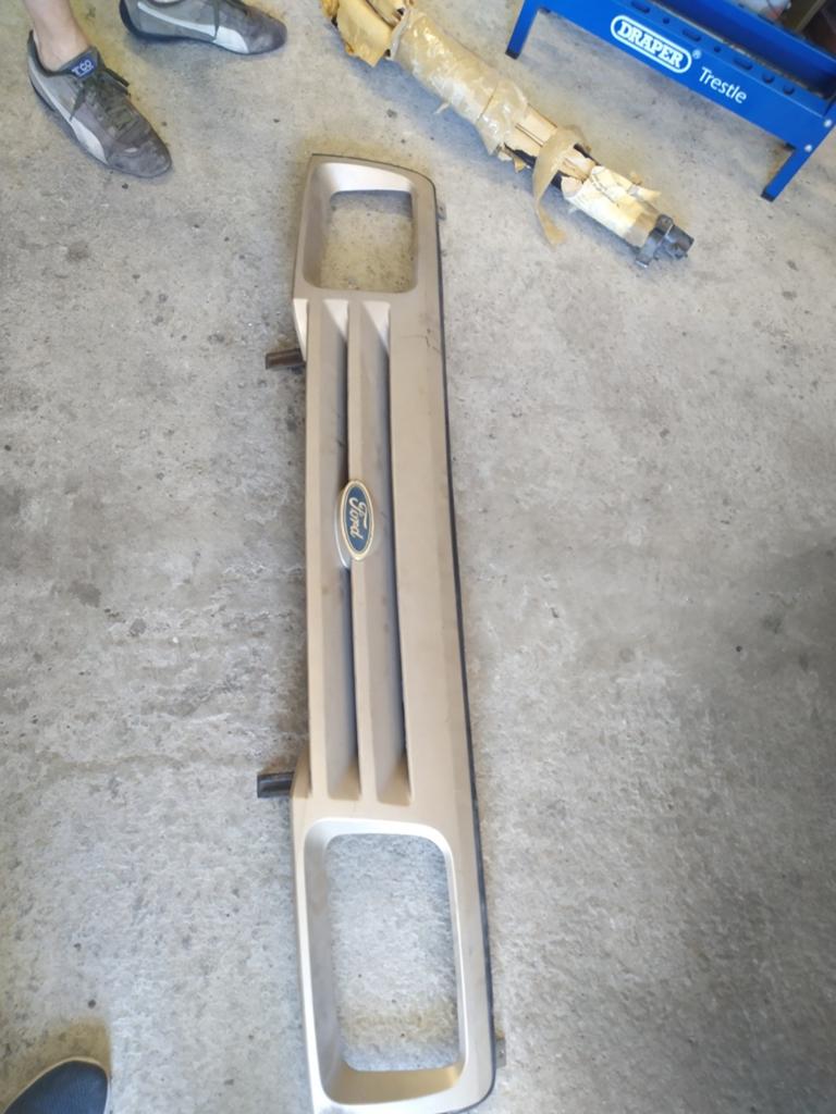 Ford Sierra 2x  grill,  hoedenplank en spiegels., Ophalen