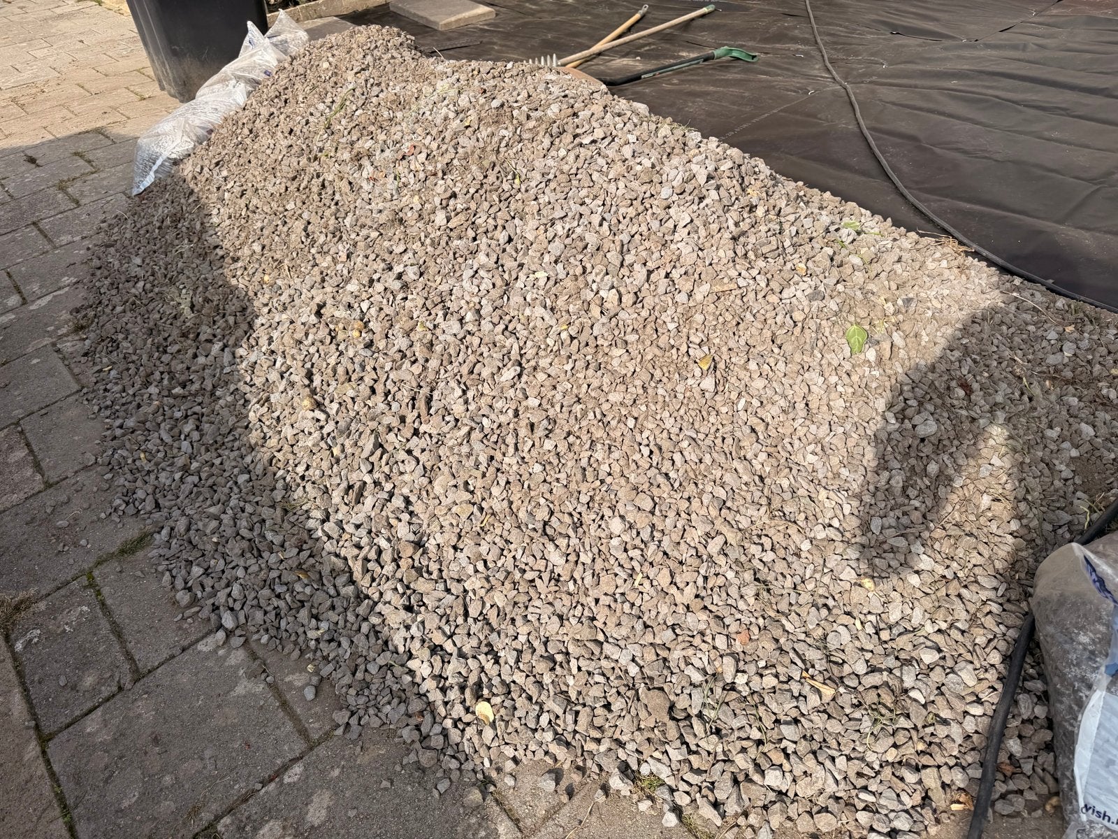 Basalt split 8-25mm grind uit voortuin (5,35 x 4,17 cm), Tuin en Terras, Ophalen, Gebruikt, Grind, Basalt