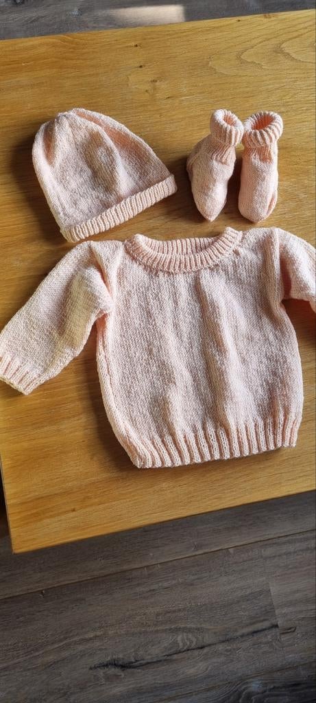 Handgebreid babytruitje met mutsje en sokjes maat 68/74, Ophalen of Verzenden