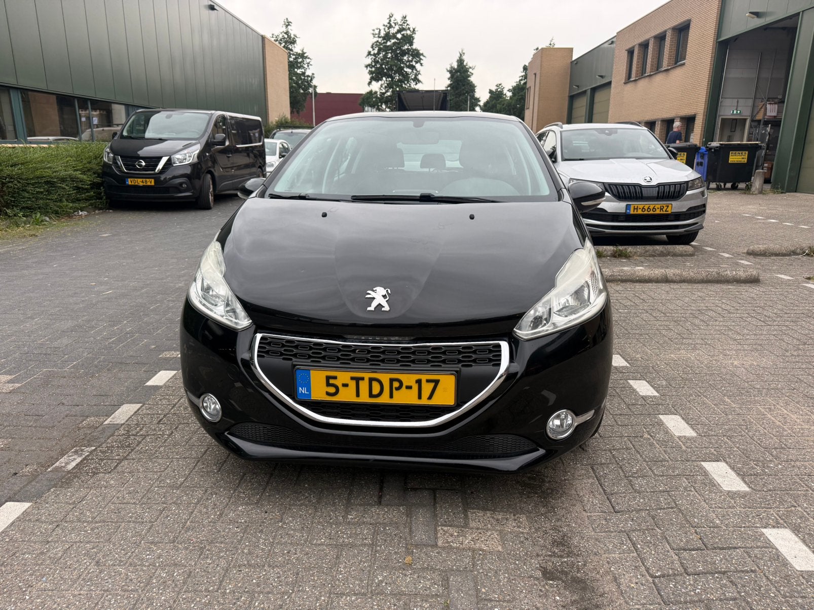 Peugeot 208 1.2 VTI 60KW/82PK 5-D 2014 Zwart motor defect, Auto's, Voorwielaandrijving, Stof, 1199 cc, Zwart