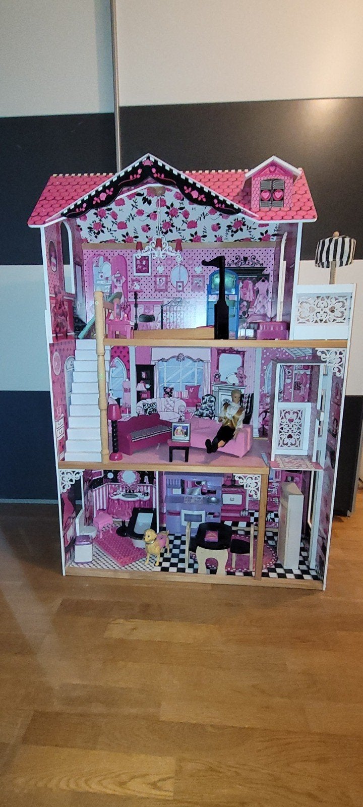 Groot poppenhuis met veel accessoires, Ophalen, Gebruikt, Poppenhuis