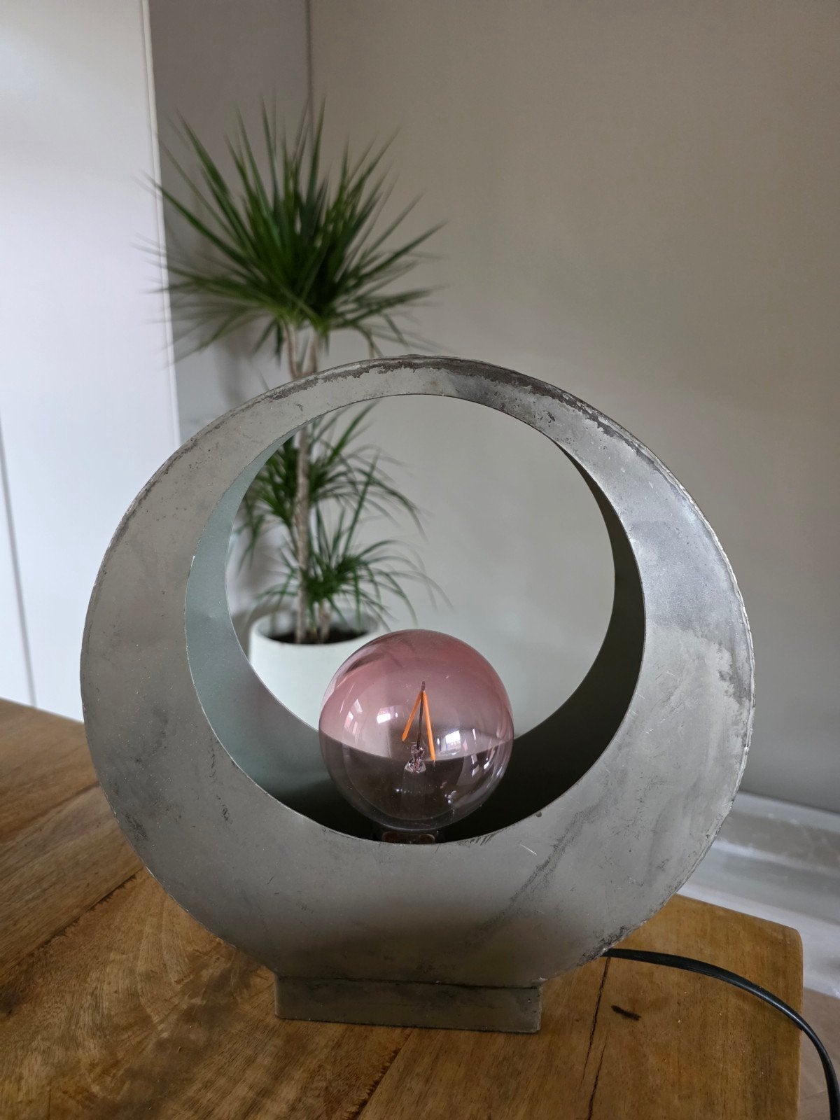 Moderne metalen tafellamp met uniek design, Huis en Inrichting, Gebruikt, Ophalen of Verzenden, Sfeerlamp, Grijs