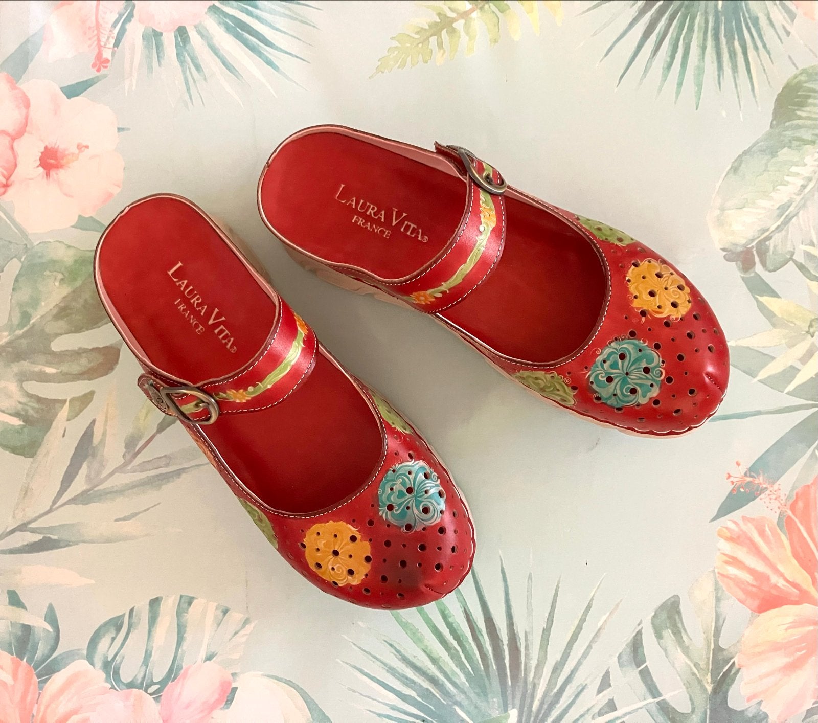 Laura Vita France rode muiltjes met bloemmotief 🌺🌼, Kleding | Dames, Nieuw, Rood, Sandalen of Muiltjes, Ophalen of Verzenden