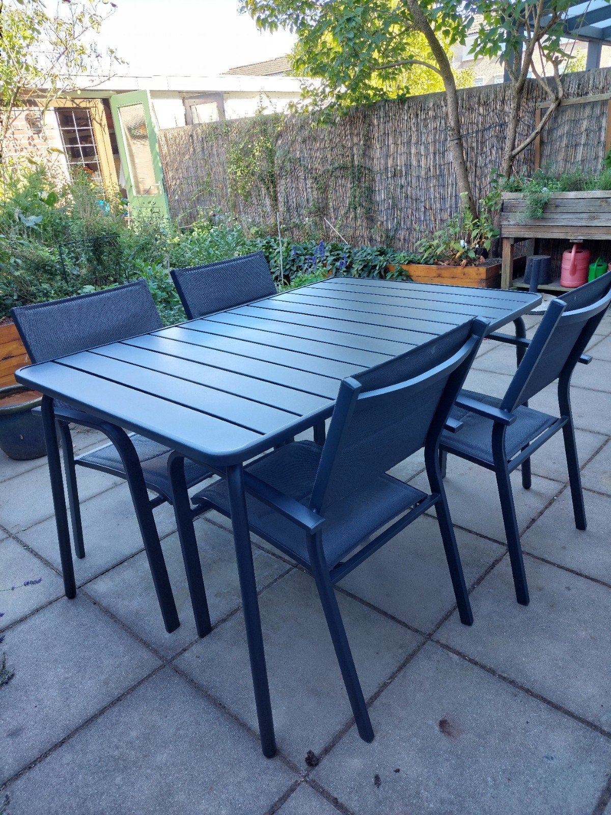 Stalen tuintafel met 4 stapelbare aluminium stoelen, Ophalen, Zo goed als nieuw, Rechthoekig, Metaal