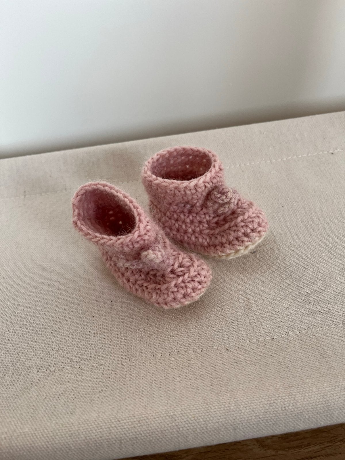 Handgemaakte roze gehaakte slofjes voor pasgeborenen, Kinderen en Baby's, Ophalen of Verzenden, Gebruikt, Meisje, Slofjes