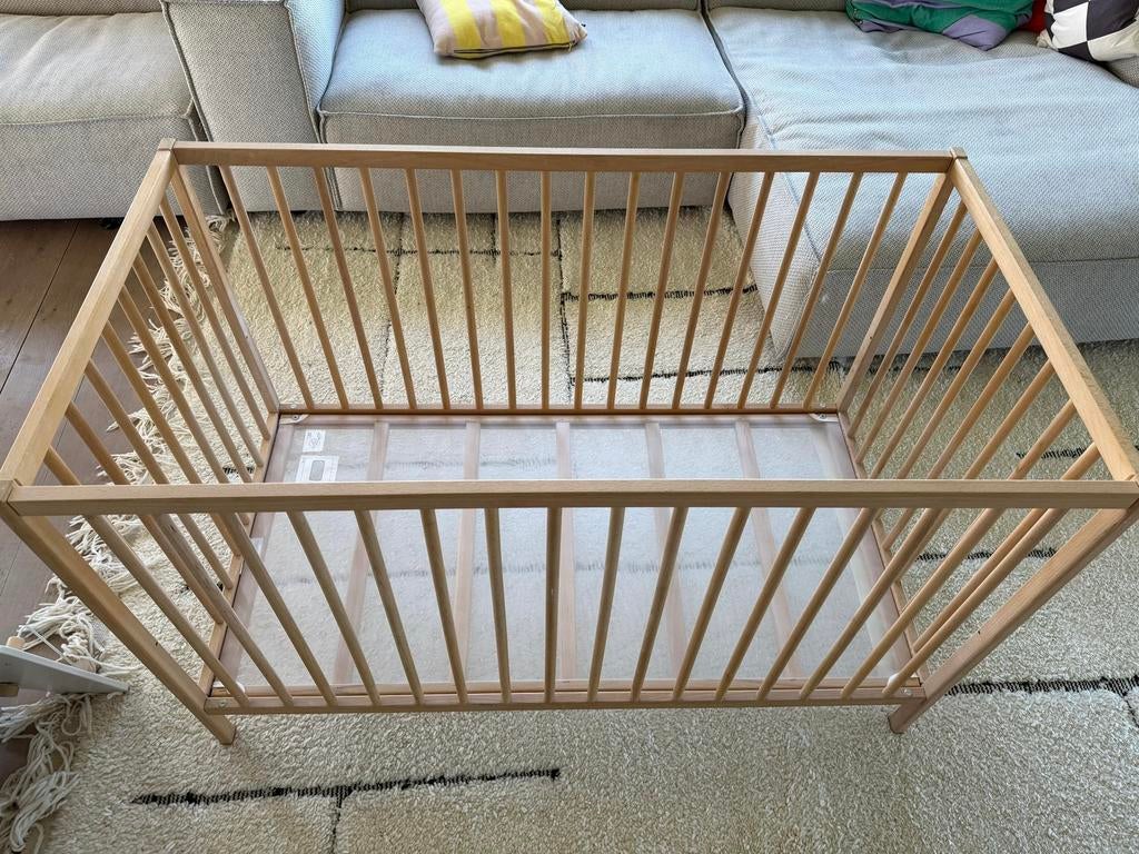 IKEA Houten ledikant + matras - sniglar babybedje, Kinderen en Baby's, Boxen, Ophalen, Zo goed als nieuw