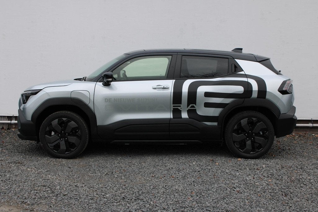 Suzuki e VITARA Style 61 kWh DEMO, MET PANORAMADAK, Auto's, Suzuki, 750 kg, 61 kWh, SUV of Terreinwagen, Zilver of Grijs