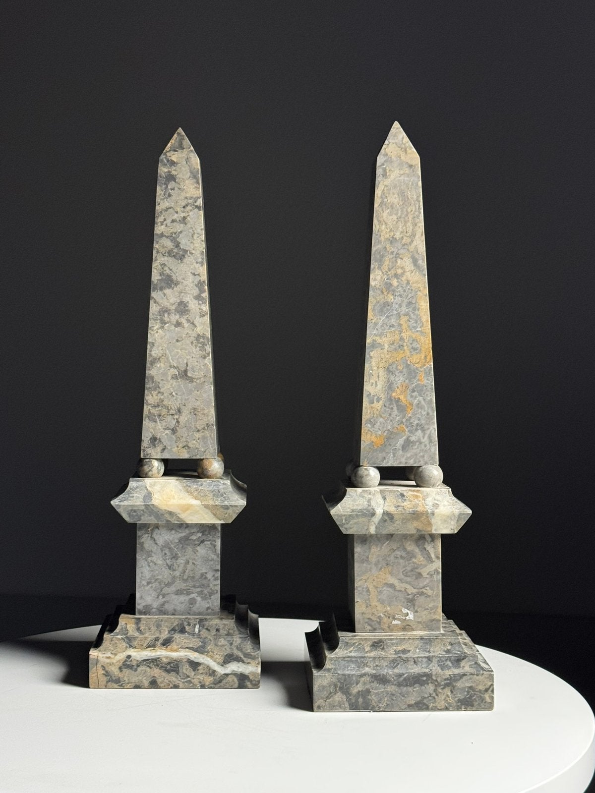 2x Italiaanse Obelisk marmer